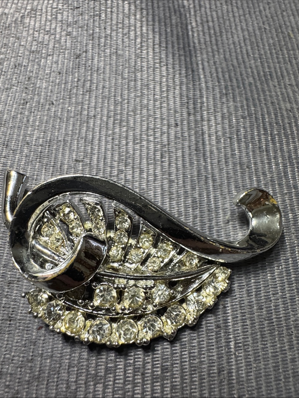 VintageSarah Coventry Silver-Tone Leaf Brooch with Clear Yellow-Cast Rhinestones